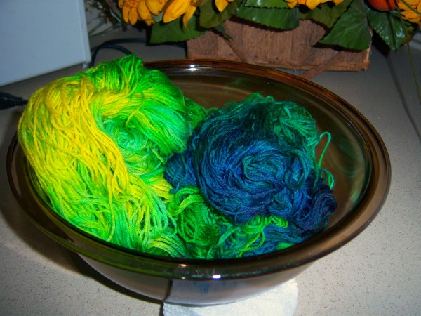 hand dye yarn with Easter egg dye